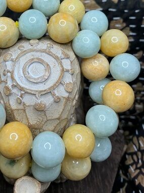 Light Blue Burmese and Lemon Jade Mix 13mm (one)